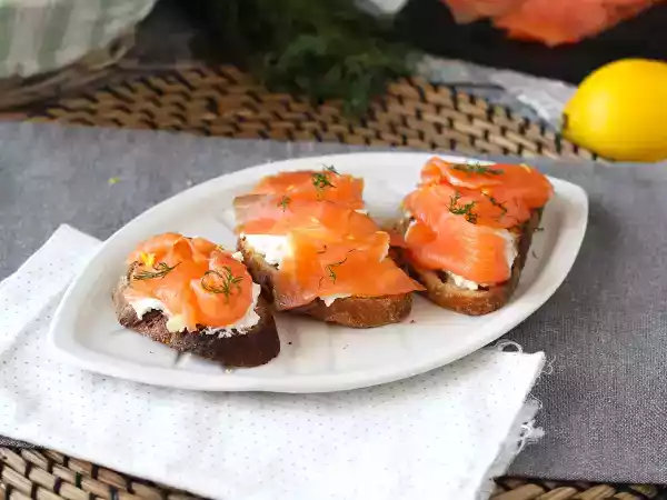 Recipe Toasts with smoked salmon and goatcheese