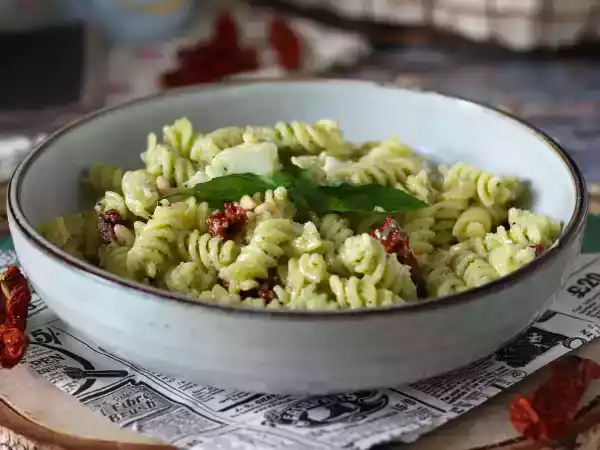 Recipe Pasta salad with zucchini pesto, mozzarella and dried tomatoes