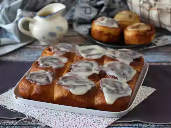 Recipe Cinnamon rolls and its vanilla cream cheese frosting