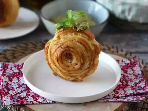Recipe Easy savory new york roll with pesto and cream cheese with 4 ingredients