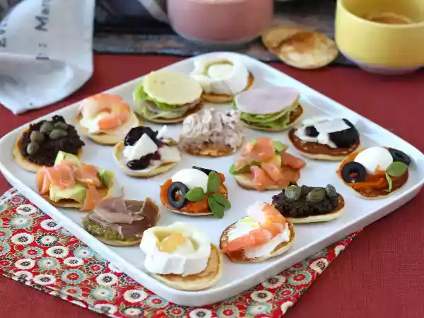 Recipe Platter of garnished blinis, the varied aperitif perfect for parties