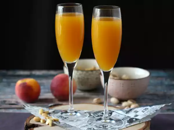 Recipe Bellini, the easy italian peach cocktail you can make at home!