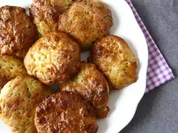 Recipe Air fryer zucchini fritters with yogurt and feta sauce