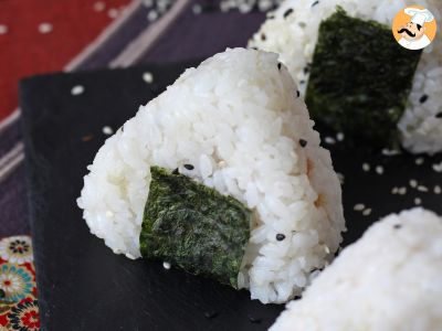 Recipe Tuna onigiri, the little japanese triangular rice sandwich - おにぎり