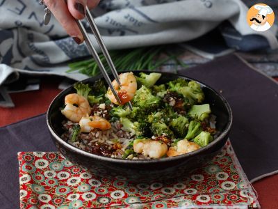 Recipe Broccoli and shrimp in korean spicy sauce - a simple, balanced and spicy meal served with rice