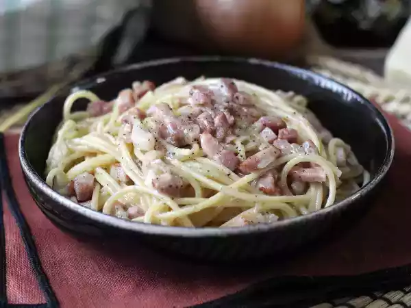 Recipe Pasta with bacon: easy, cheap and creamy