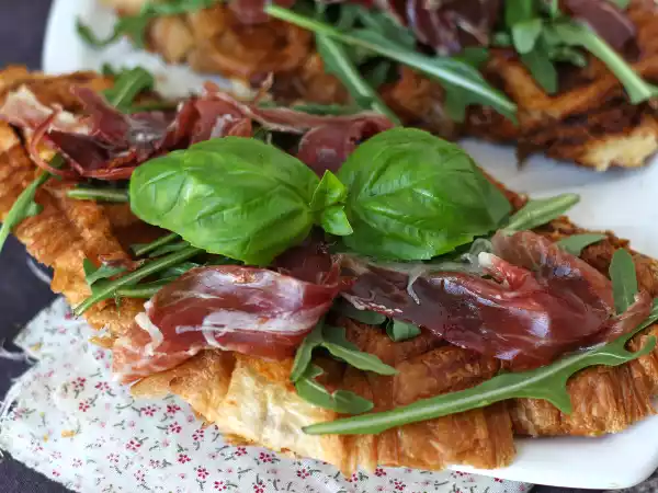 Recipe Croffle, the waffle style croissant sandwich with fig jam, goat cheese and iberian ham