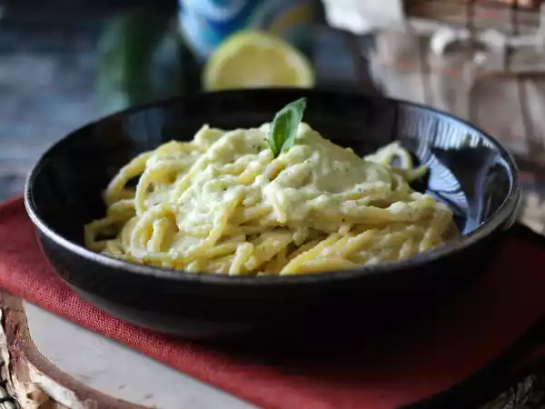 Recipe Creamy pasta with zucchini and greek yogurt
