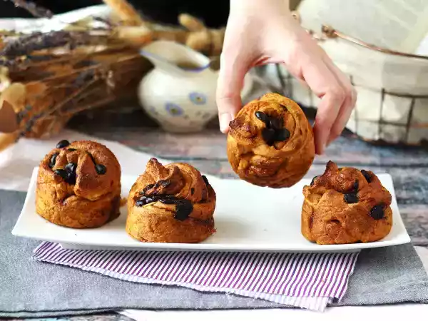 Recipe Cruffins, a combination of croissant and muffin, with custard and chocolate.