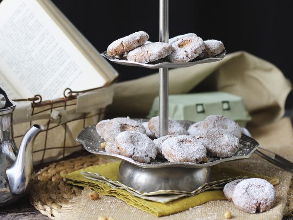 Recipe Ghriba almond and coconut cookies, a classic of moroccan pastry making