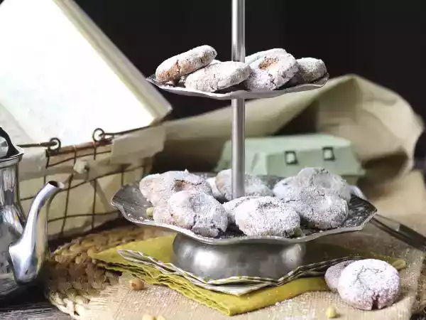 Recipe Ghriba almond and coconut cookies, a classic of moroccan pastry making
