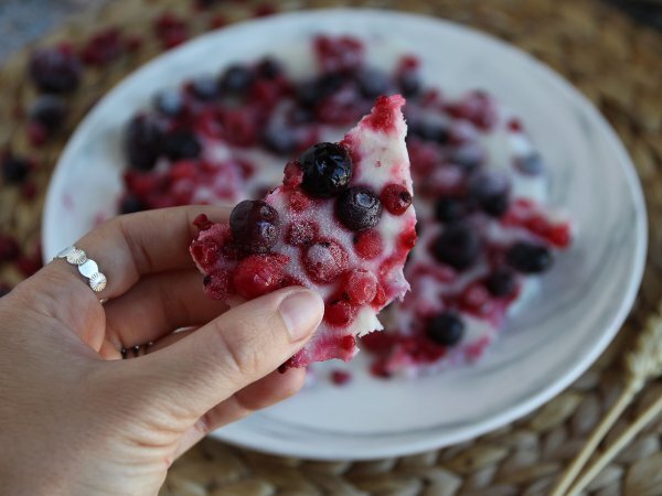 Recipe Frozen yogurt bars with red berries