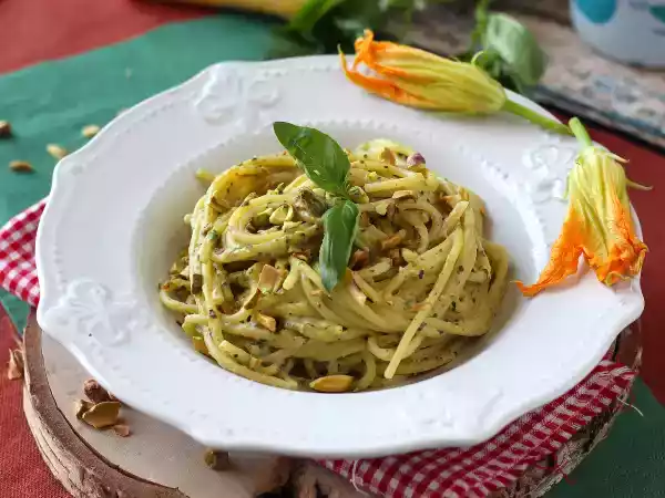 Recipe Pasta with squash blossoms, ricotta cheese and pistachios