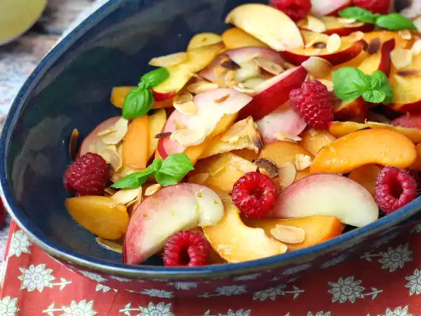 Recipe Fruit salad: peach apricot raspberry super gourmet!