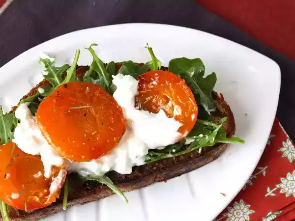Recipe Roasted apricots, arugula and burrata on toast