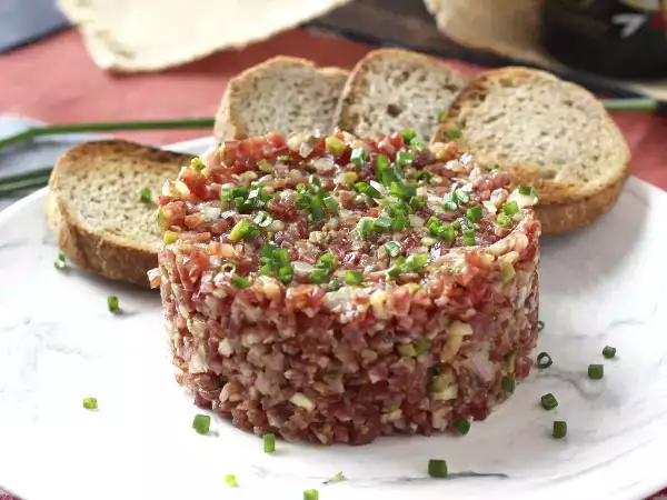 Recipe Spanish fuet tartar: an express version of classic steak tartar