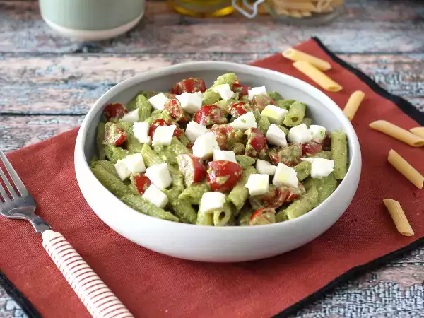 Recipe Cold pasta with arugula pesto, cherry tomatoes and mozzarella: fresh and quick summer recipe