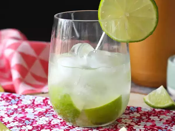Recipe Lemon caipirinha: the easy-to-make brazilian drink without a cocktail shaker