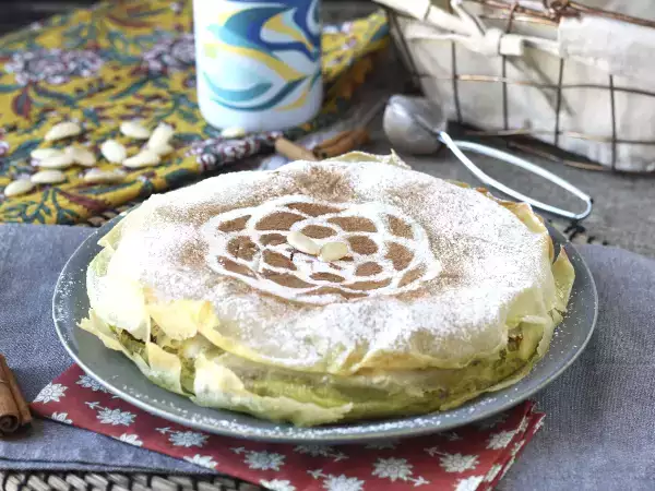 Recipe Traditional moroccan pastilla with phyllo dough, chicken and spices