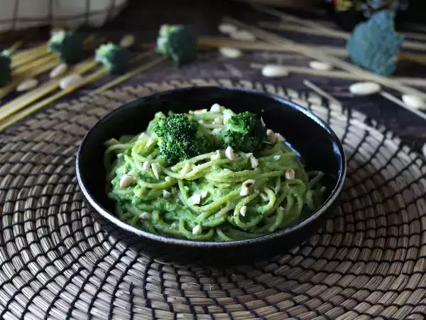 Recipe Creamy pasta with broccoli and almonds: an easy-to-prepare, flavor-packed dish
