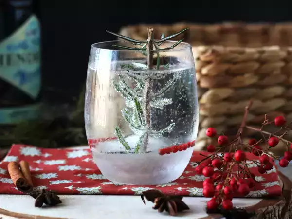 Recipe Christmas cocktail with a snow-covered fir tree inside
