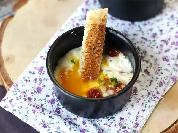 Recipe Baked eggs cocotte with goat cheese and sundried tomatoes cooked with air fryer!