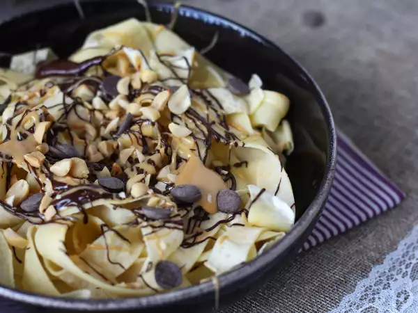 Recipe French crêpes tagliatelle with chocolate and peanuts!