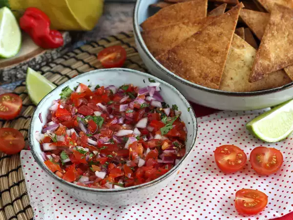 Recipe Pico de gallo and homemade tortilla chips