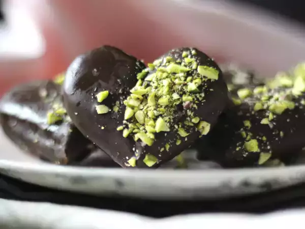 Recipe Ladyfingers hearts with chocolate and pistachio coating