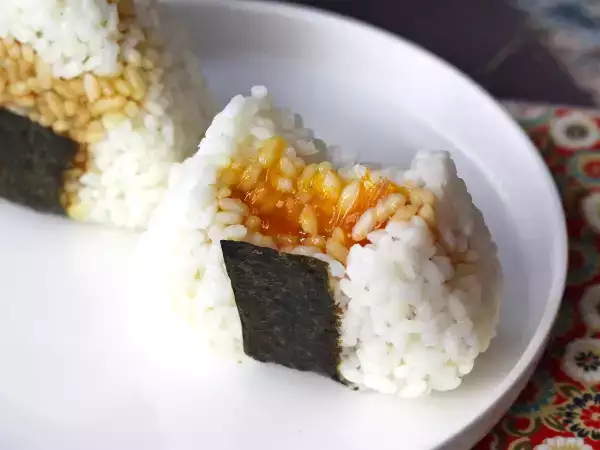Recipe Onigiri with egg yolks cured in soy sauce