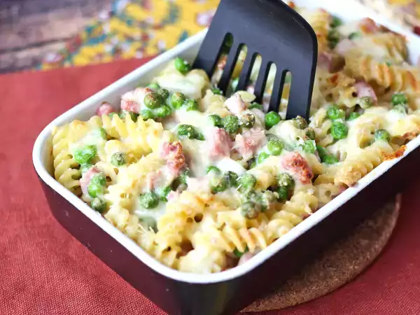 Recipe Creamy baked pasta with peas and ham au gratin