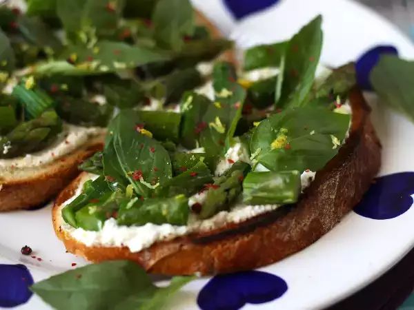 Recipe Asparagus, lemon and basil ricotta toasts
