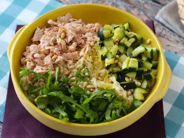Recipe Orzo pasta salad with salmon and zucchini