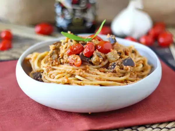 Recipe Pasta with eggplant and cherry tomatoes cream: simple and tasty recipe