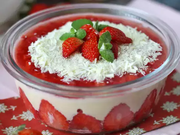 Recipe Pavê de morango, the brazilian dessert - no-bake strawberry trifle