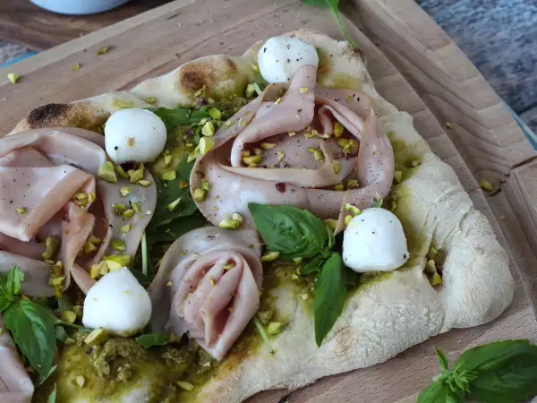Recipe Pinsa with pesto and mortadella, ready in 10 minutes!