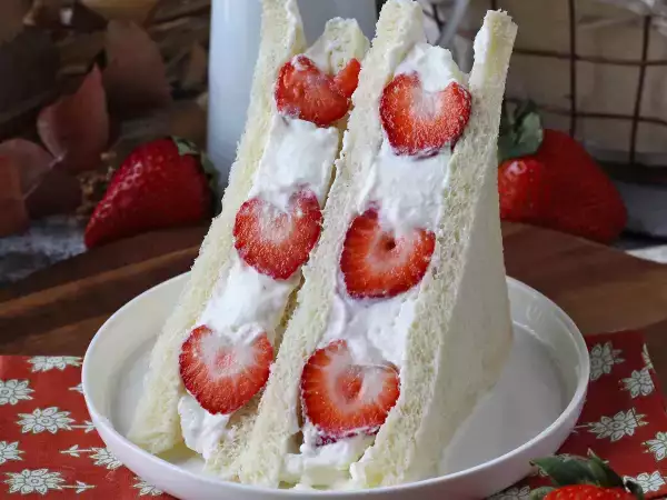 Recipe Ichigo sando, the japanese strawberry sandwich! - 苺サンド