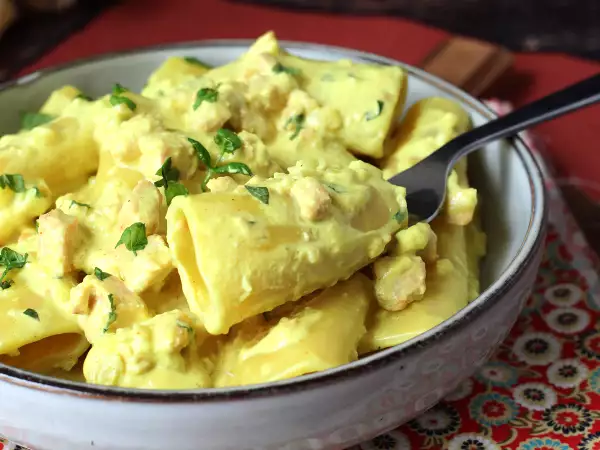 Recipe Creamy paccheri pasta with salmon, mint, and saffron