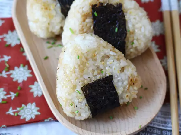 Recipe Grilled onigiri topped with melted cheese: you'll devour them!