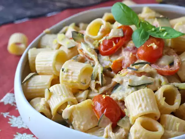Recipe Creamy zucchini and cherry tomato pasta with lemon