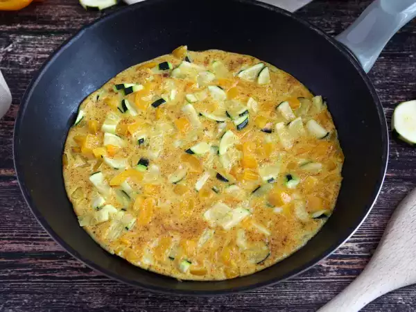 Recipe Easy omelet with bell peppers and zucchini