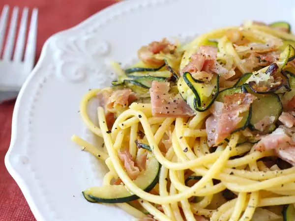Recipe Easy zucchini pasta with crispy speck