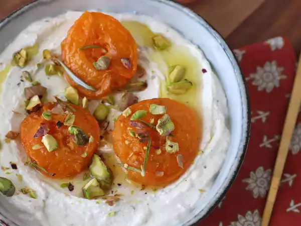 Recipe Whipped feta and roasted apricots
