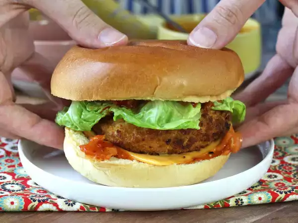 Recipe Korean-style crispy chicken burger with spicy sauce