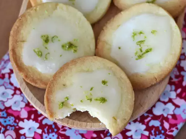 Recipe Lime shortbread cookies, topped with icing