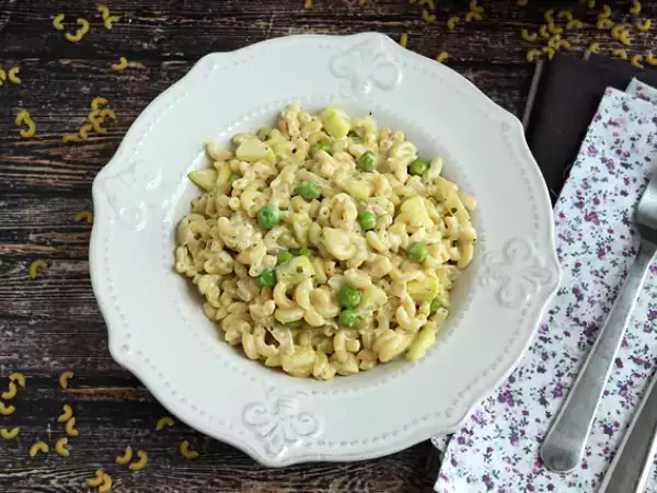 Recipe Macaroni pasta risotto with peas, zucchini, and garlic herb cheese