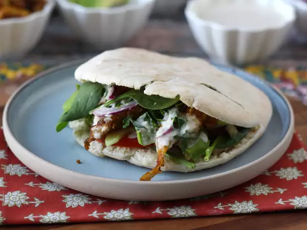 Recipe Air fryer chicken shawarma with pita and tahini sauce