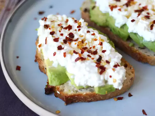 Recipe Avocado and cottage cheese toast with spiced honey
