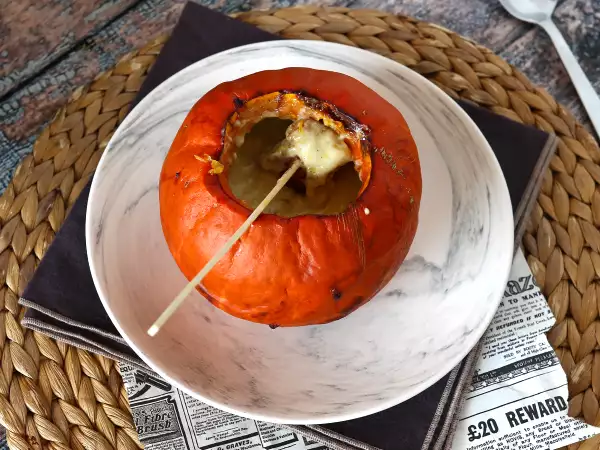 Recipe Autumn Reblochon fondue in a red kuri squash!