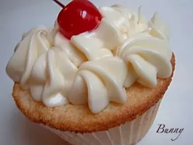 Recipe White buttermilk cupcakes with pineapple filling and cream cheese frosting